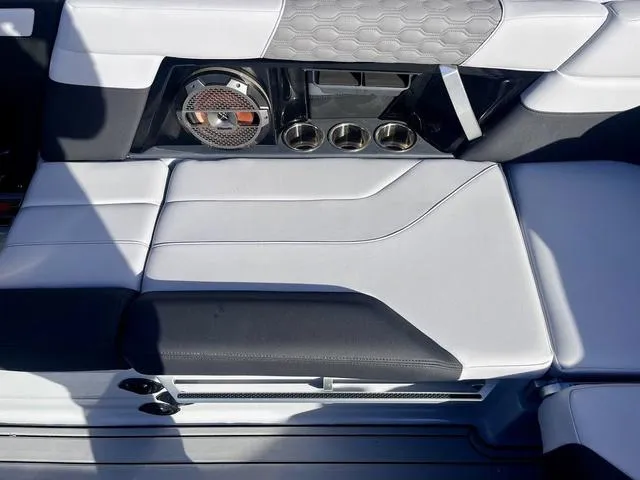 Slide: The Image of MasterCraft XT23 2022 - 27