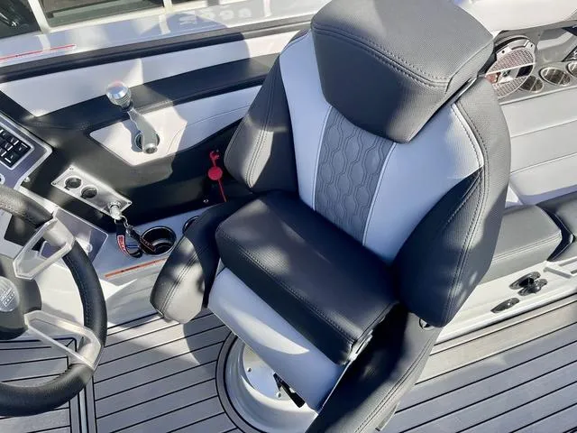 Slide: The Image of MasterCraft XT23 2022 - 30