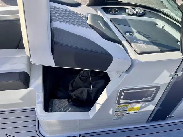 Slide: The Image of MasterCraft XT23 2022 - 33