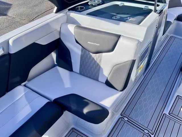 Slide: The Image of MasterCraft XT23 2022 - 35