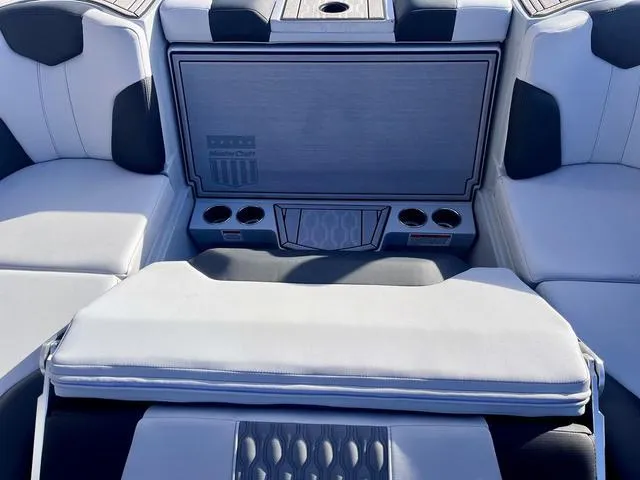 Slide: The Image of MasterCraft XT23 2022 - 37