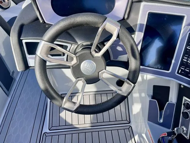 Slide: The Image of MasterCraft XT23 2022 - 39