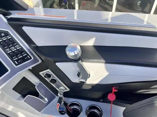 Slide: The Image of MasterCraft XT23 2022 - 41