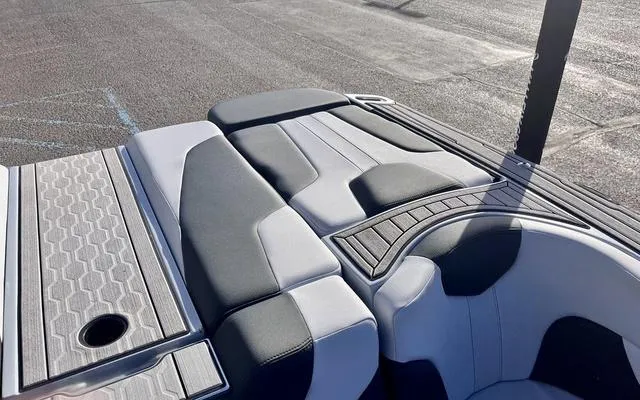 Slide: The Image of MasterCraft XT23 2022 - 42