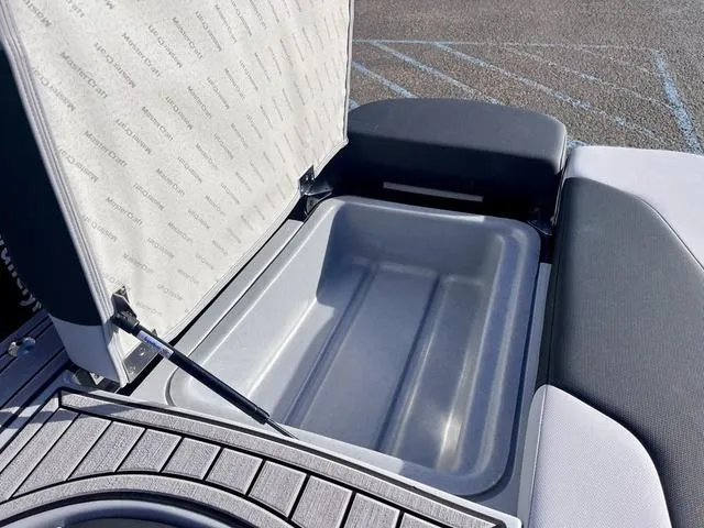 Slide: The Image of MasterCraft XT23 2022 - 45