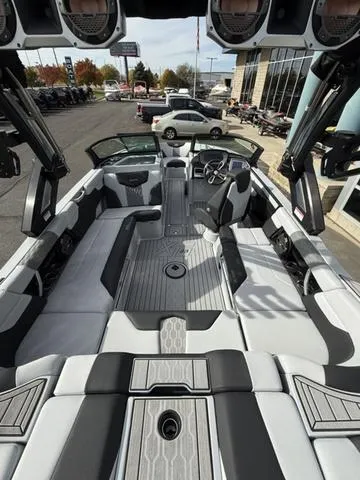 Slide: The Image of MasterCraft XT23 2022 - 60