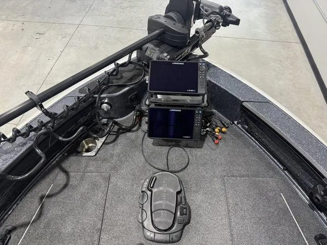 Slide: The Image of Lund 219 Pro-V GL Demo Loaded! 2024 - 23