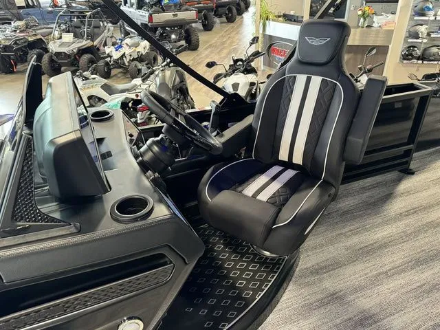 Slide: The Image of Bennington 24MSBSE Tritoon Pontoon 2025 - 16