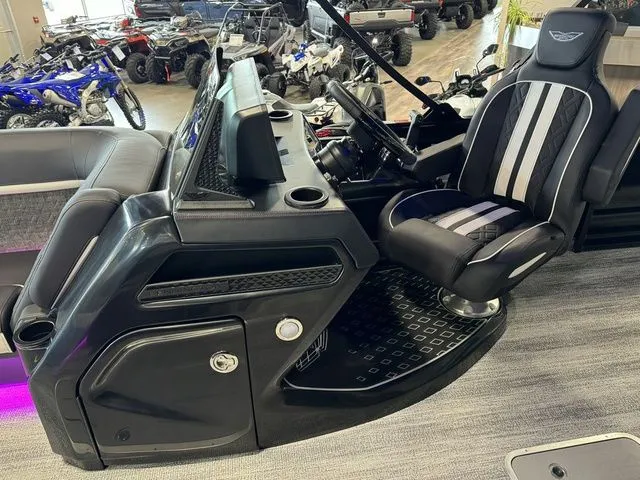 Slide: The Image of Bennington 24MSBSE Tritoon Pontoon 2025 - 20