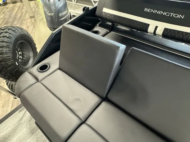 Slide: The Image of Bennington 24MSBSE Tritoon Pontoon 2025 - 28