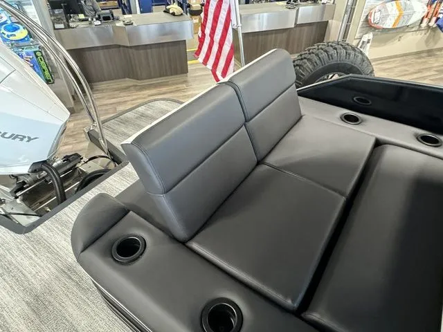 Slide: The Image of Bennington 24MSBSE Tritoon Pontoon 2025 - 31