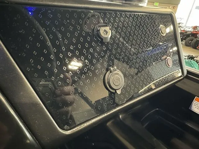 Slide: The Image of Bennington 24MSBSE Tritoon Pontoon 2025 - 32