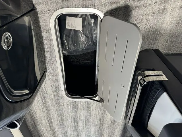 Slide: The Image of Bennington 24MSBSE Tritoon Pontoon 2025 - 34