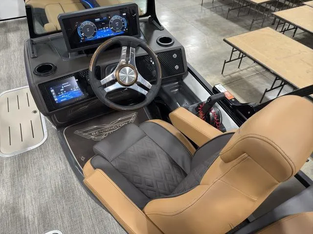 Slide: The Image of Bennington 24M Fastback Tri-Toon Pontoon 2025 - 18