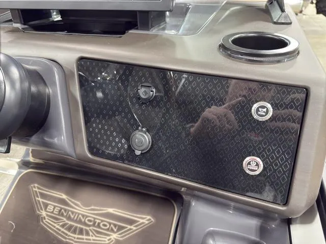 Slide: The Image of Bennington 24M Fastback Tri-Toon Pontoon 2025 - 28