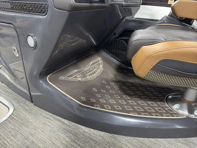 Slide: The Image of Bennington 24M Fastback Tri-Toon Pontoon 2025 - 30