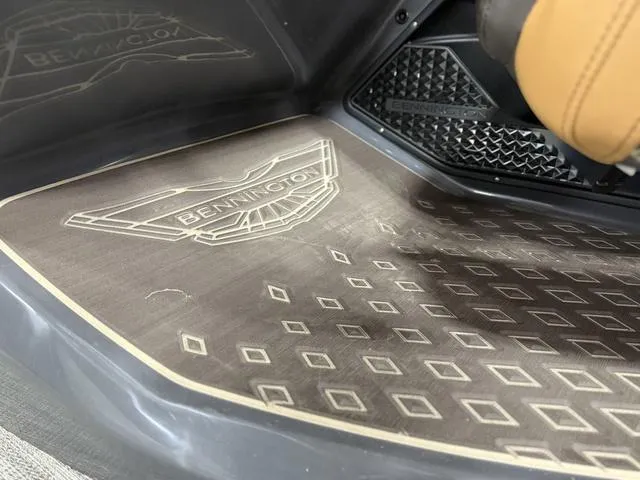 Slide: The Image of Bennington 24M Fastback Tri-Toon Pontoon 2025 - 31