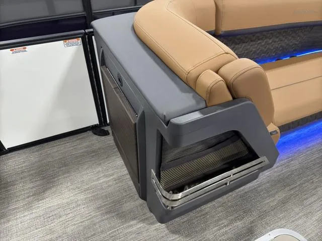 Slide: The Image of Bennington 24M Fastback Tri-Toon Pontoon 2025 - 33