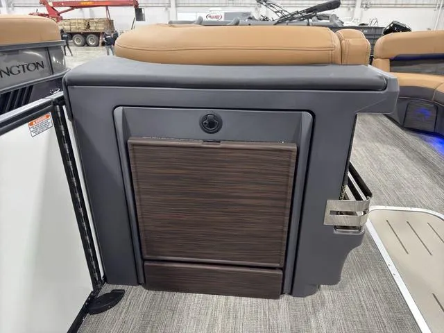 Slide: The Image of Bennington 24M Fastback Tri-Toon Pontoon 2025 - 36