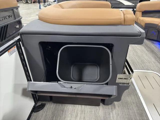 Slide: The Image of Bennington 24M Fastback Tri-Toon Pontoon 2025 - 37