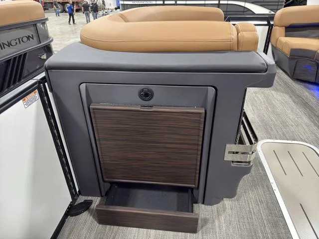 Slide: The Image of Bennington 24M Fastback Tri-Toon Pontoon 2025 - 40