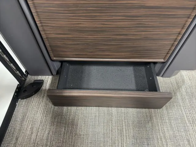 Slide: The Image of Bennington 24M Fastback Tri-Toon Pontoon 2025 - 41