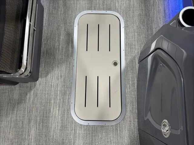 Slide: The Image of Bennington 24M Fastback Tri-Toon Pontoon 2025 - 42