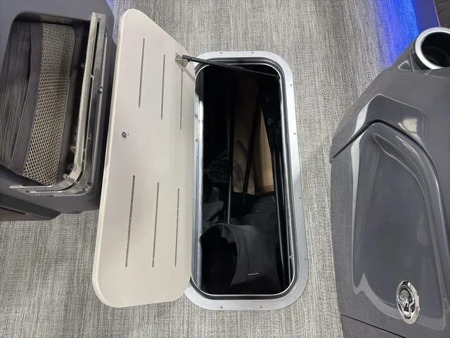 Slide: The Image of Bennington 24M Fastback Tri-Toon Pontoon 2025 - 43