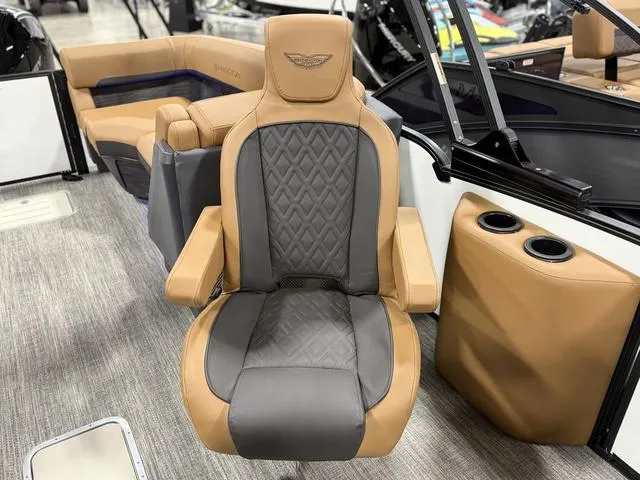 Slide: The Image of Bennington 24M Fastback Tri-Toon Pontoon 2025 - 48