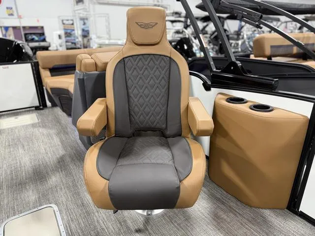 Slide: The Image of Bennington 24M Fastback Tri-Toon Pontoon 2025 - 49