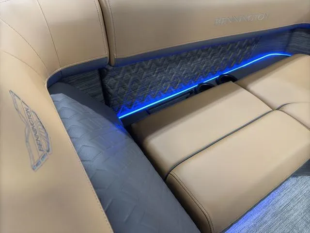 Slide: The Image of Bennington 24M Fastback Tri-Toon Pontoon 2025 - 59