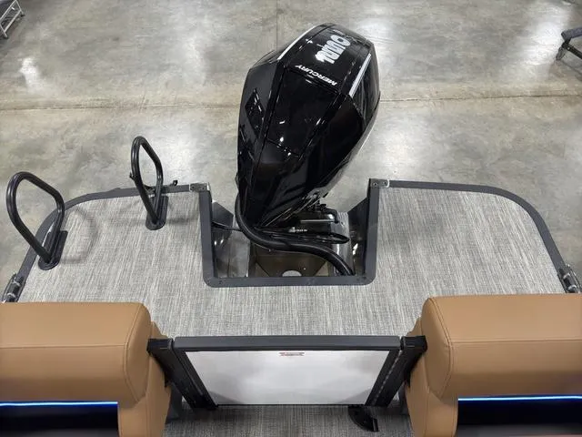 Slide: The Image of Bennington 24M Fastback Tri-Toon Pontoon 2025 - 67