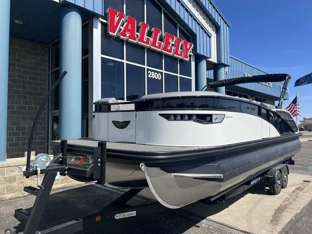 Slide: The Image of 2024 Bennington 25RX Swingback ESP Tri-Toon Pontoon on trailer outside Vallely dealership. - 9