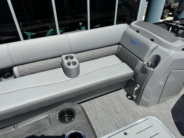 Slide: The Image of Bennington 23 LSAPG Tri-Toon Pontoon 2024 - 17