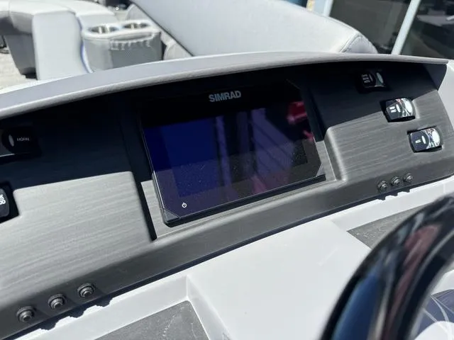 Slide: The Image of Bennington 23 LSAPG Tri-Toon Pontoon 2024 - 19