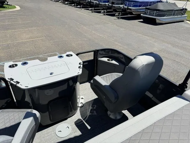 Slide: The Image of Bennington 23 LSAPG Tri-Toon Pontoon 2024 - 22