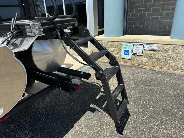 Slide: The Image of Bennington 23 LSAPG Tri-Toon Pontoon 2024 - 6