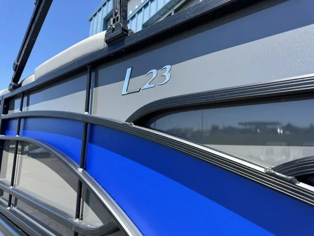 Slide: The Image of Bennington 23 LSAPG Tri-Toon Pontoon 2024 - 8