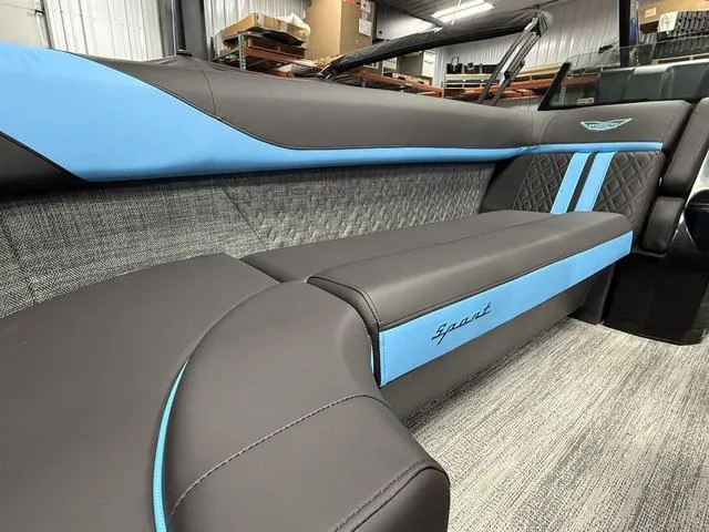 Slide: The Image of Bennington 24 MSB Arch Swingback Tri-Toon Pontoon 2025 - 10