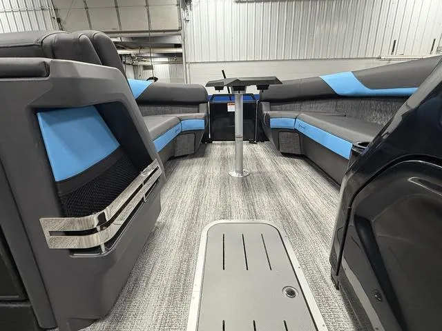 Slide: The Image of Bennington 24 MSB Arch Swingback Tri-Toon Pontoon 2025 - 18