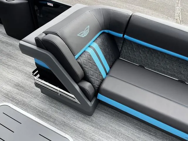 Slide: The Image of Bennington 24 MSB Arch Swingback Tri-Toon Pontoon 2025 - 19