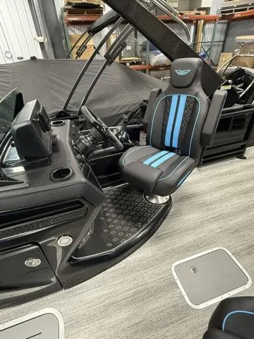 Slide: The Image of Bennington 24 MSB Arch Swingback Tri-Toon Pontoon 2025 - 21