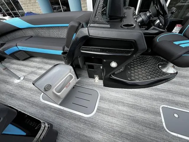 Slide: The Image of Bennington 24 MSB Arch Swingback Tri-Toon Pontoon 2025 - 24