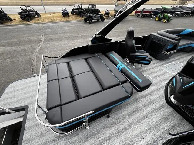 Slide: The Image of Bennington 24 MSB Arch Swingback Tri-Toon Pontoon 2025 - 32