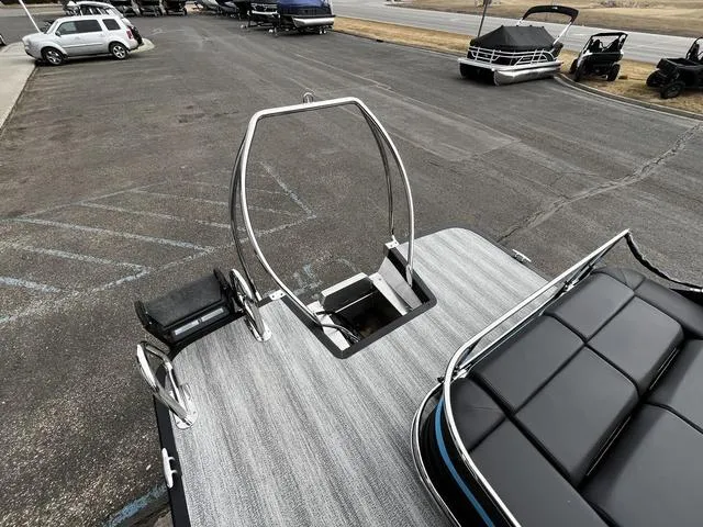 Slide: The Image of Bennington 24 MSB Arch Swingback Tri-Toon Pontoon 2025 - 35