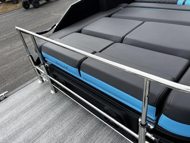 Slide: The Image of Bennington 24 MSB Arch Swingback Tri-Toon Pontoon 2025 - 36