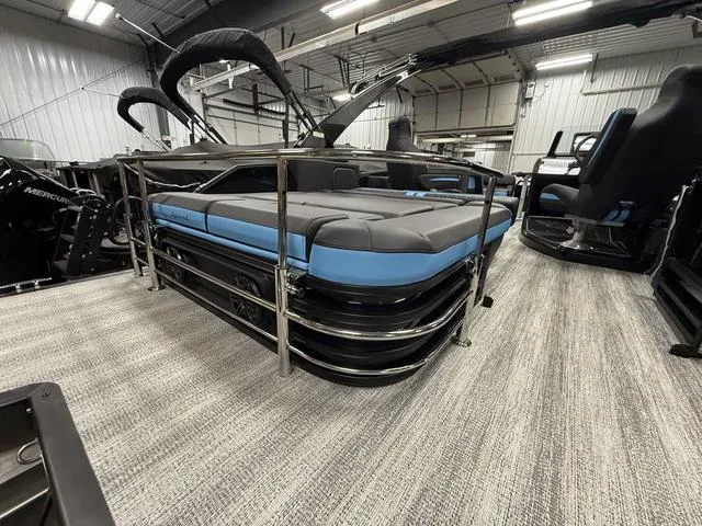 Slide: The Image of Bennington 24 MSB Arch Swingback Tri-Toon Pontoon 2025 - 37