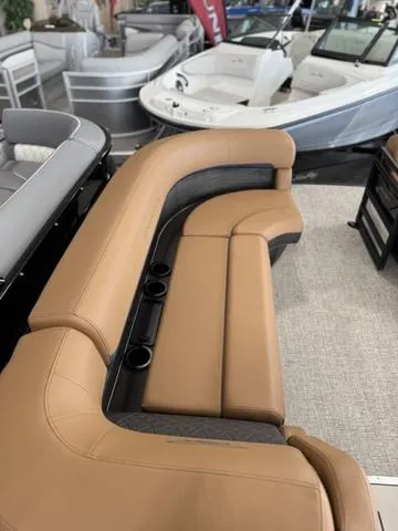 Slide: The Image of Bennington 24MFB Luxe Tri-Toon Pontoon 2025 - 15