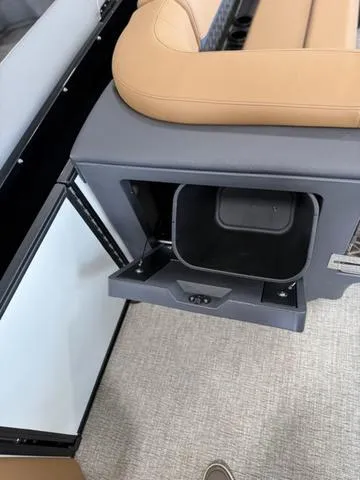 Slide: The Image of Bennington 24MFB Luxe Tri-Toon Pontoon 2025 - 16