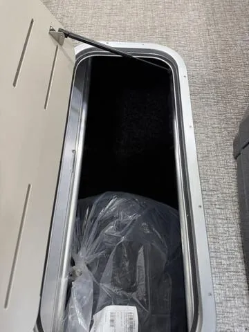 Slide: The Image of Bennington 24MFB Luxe Tri-Toon Pontoon 2025 - 19